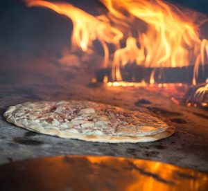 Menu con pizza a scelta, dolce e bibita a scelta per 2 o 4 persone a: Lo Switch Bistrot con forno(sconto 43%)