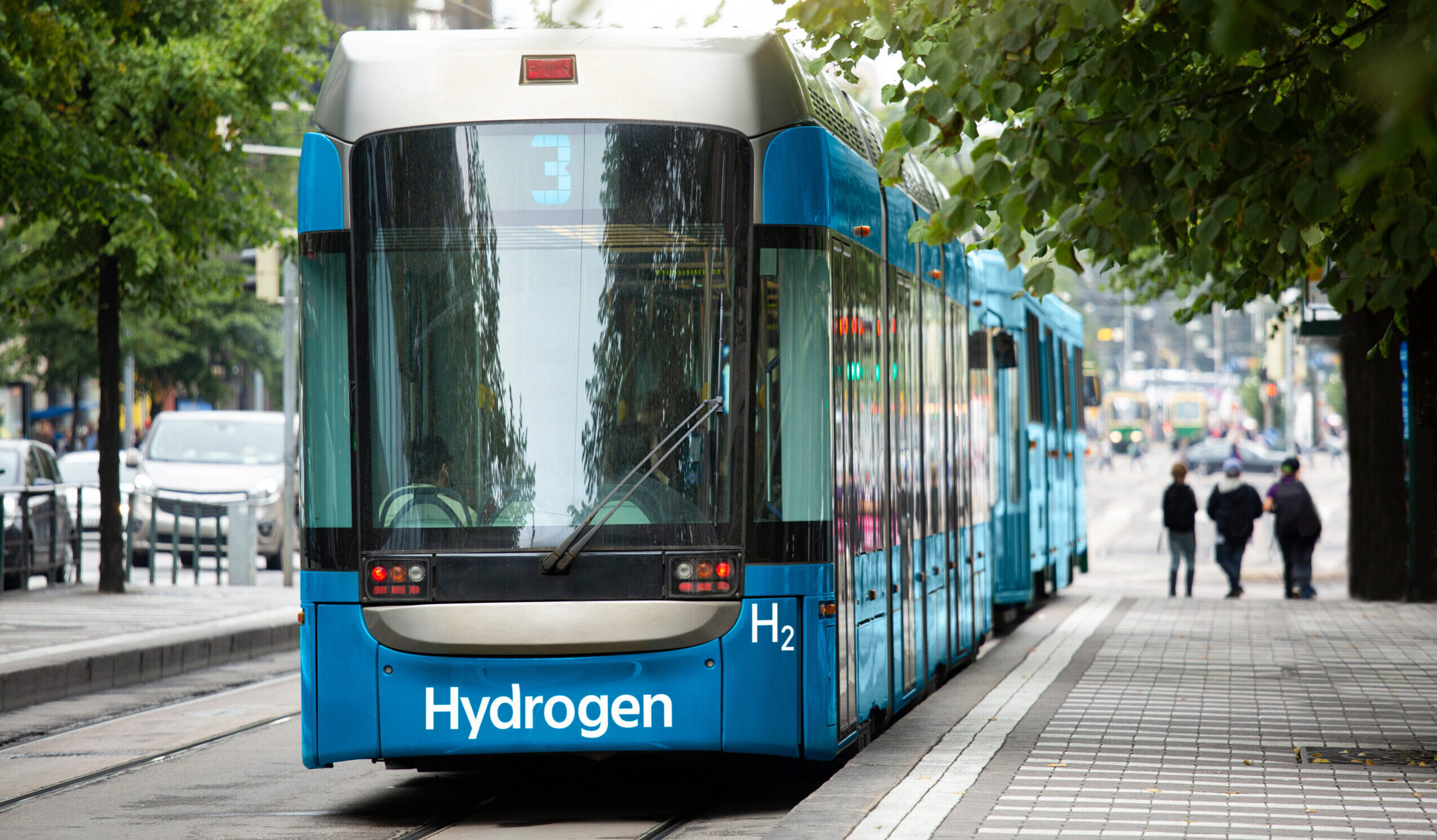 immagine di un tram a idrogeno in città